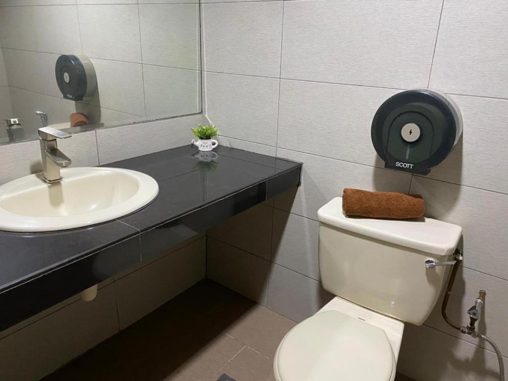 לאוואס Hotel Perdana מראה חיצוני תמונה